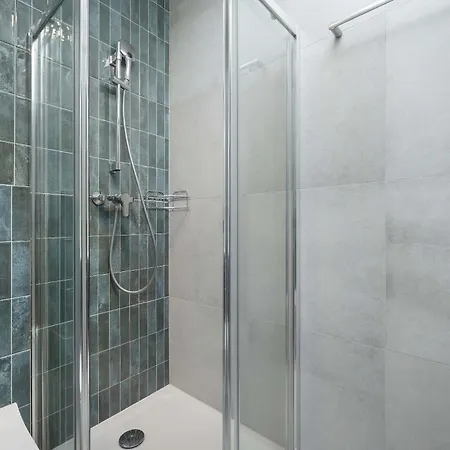 Large In Center On The Market With 3 Bedrooms And Balcony By Renters דירה *