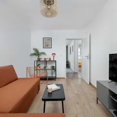 Large In Center On The Market With 3 Bedrooms And Balcony By Renters *