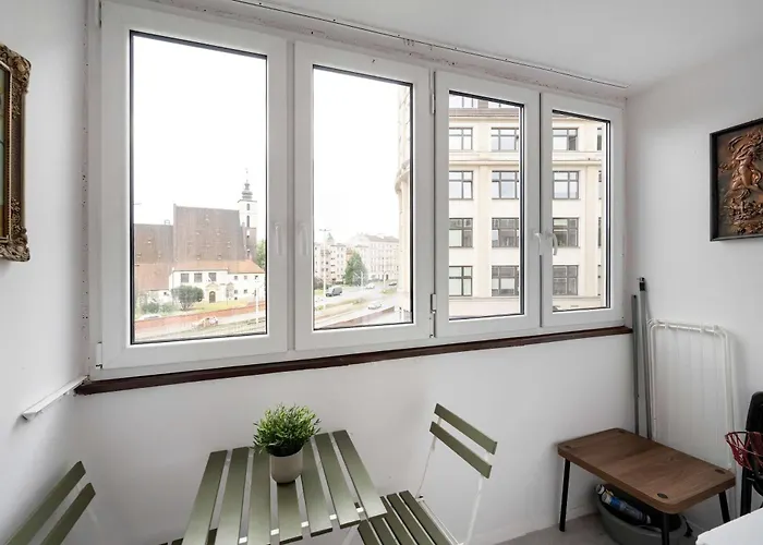 Large In Center On The Market With 3 Bedrooms And Balcony By Renters Wrocław