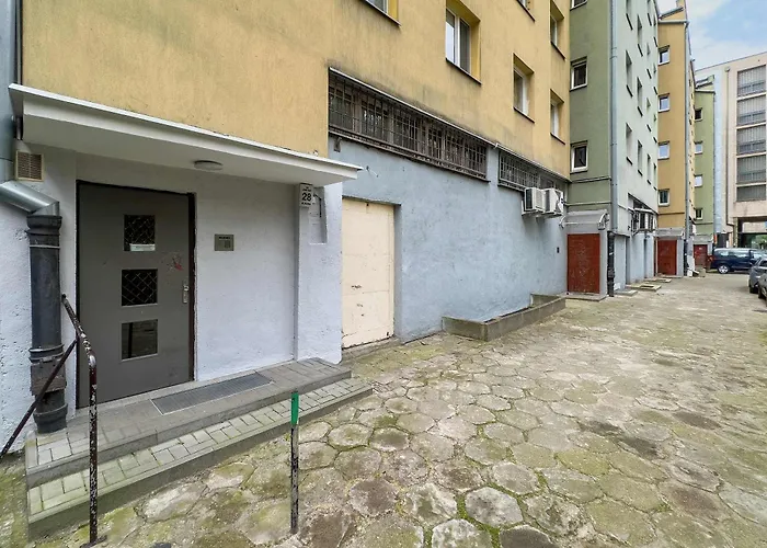 Large In Center On The Market With 3 Bedrooms And Balcony By Renters Wrocław