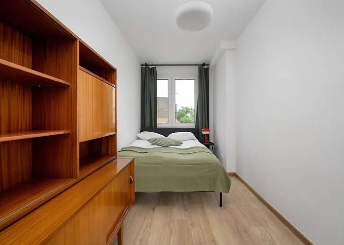 Large In Center On The Market With 3 Bedrooms And Balcony By Renters Apartman