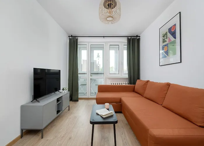 Large In Center On The Market With 3 Bedrooms And Balcony By Renters *