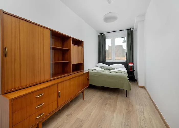 Large In Center On The Market With 3 Bedrooms And Balcony By Renters Apartman