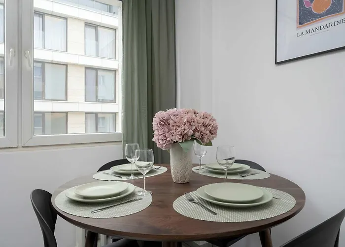 Large In Center On The Market With 3 Bedrooms And Balcony By Renters Apartman *