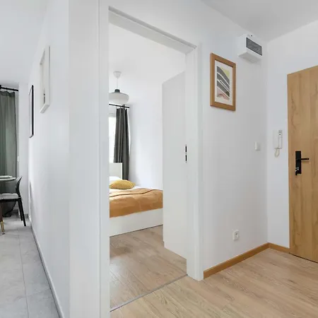 Large In Center On The Market With 3 Bedrooms And Balcony By Renters