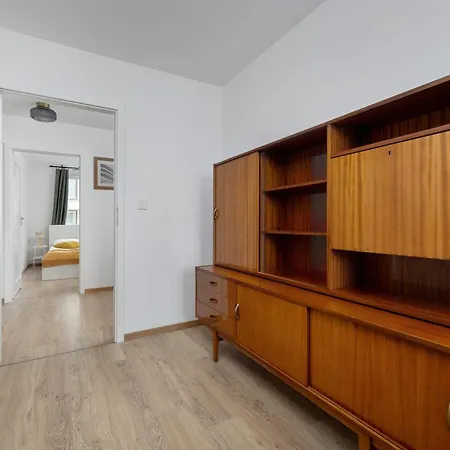 Appartement Large In Center On The Market With 3 Bedrooms And Balcony By Renters