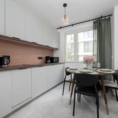 Large In Center On The Market With 3 Bedrooms And Balcony By Renters Appartement *