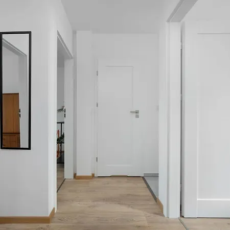Large In Center On The Market With 3 Bedrooms And Balcony By Renters Appartement