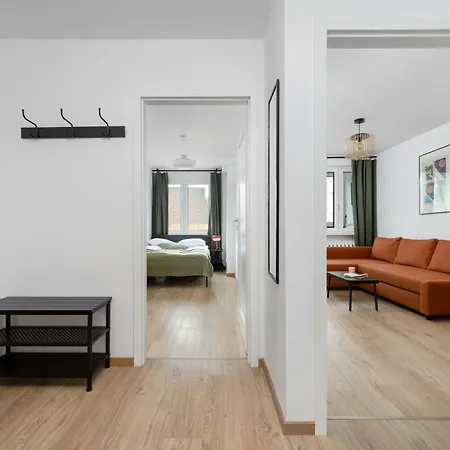 Large In Center On The Market With 3 Bedrooms And Balcony By Renters Appartement *