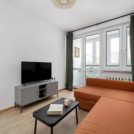 Large In Center On The Market With 3 Bedrooms And Balcony By Renters *