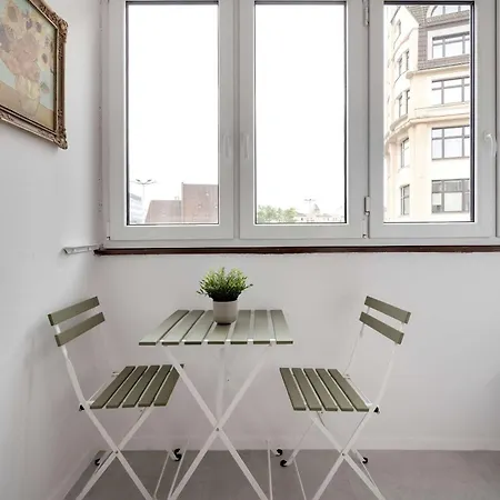 Large In Center On The Market With 3 Bedrooms And Balcony By Renters Wrocław