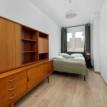 Large In Center On The Market With 3 Bedrooms And Balcony By Renters Appartement