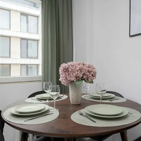 Large In Center On The Market With 3 Bedrooms And Balcony By Renters Appartement *