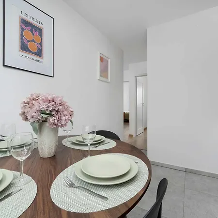 Large In Center On The Market With 3 Bedrooms And Balcony By Renters Appartement Wrocław