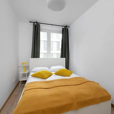 Appartement Large In Center On The Market With 3 Bedrooms And Balcony By Renters *