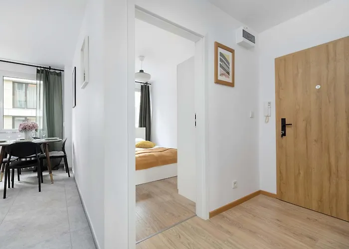 Large In Center On The Market With 3 Bedrooms And Balcony By Renters