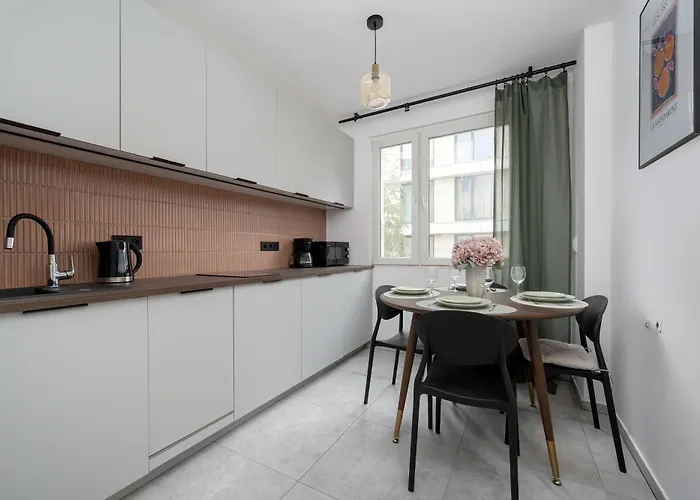 Large In Center On The Market With 3 Bedrooms And Balcony By Renters Lejlighed *