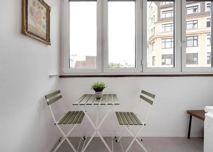 Large In Center On The Market With 3 Bedrooms And Balcony By Renters Wrocław